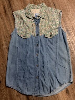 Short Circuit Blues Sleeveless Denim Button-Up Top with Floral Yoke - Meduim